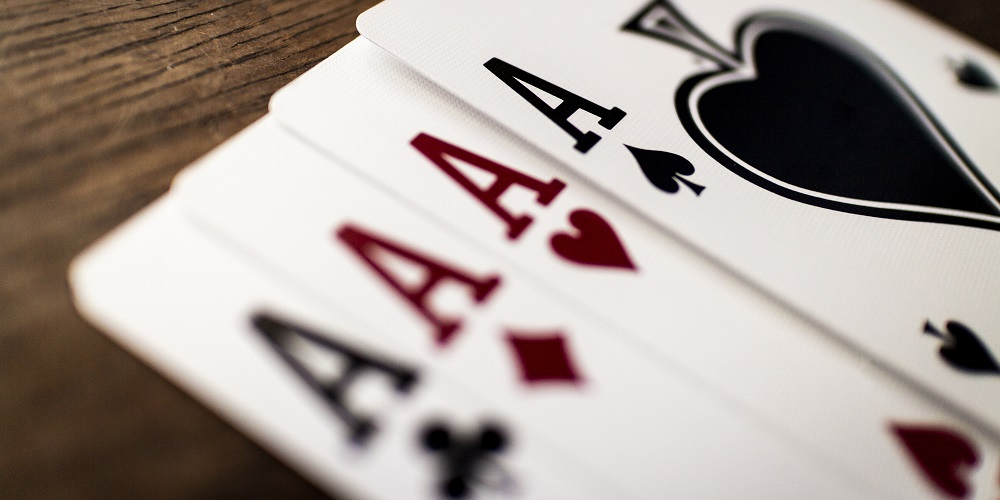 Importancia del tamaño de las apuestas para proteger un póker de ases